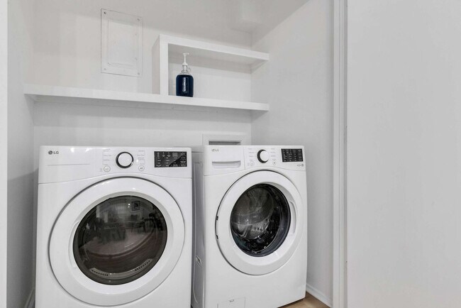 Building Photo - 1901 Cordova Bend