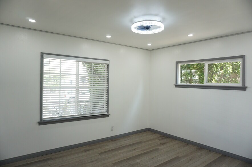 Building Photo - 5540 Balboa Blvd