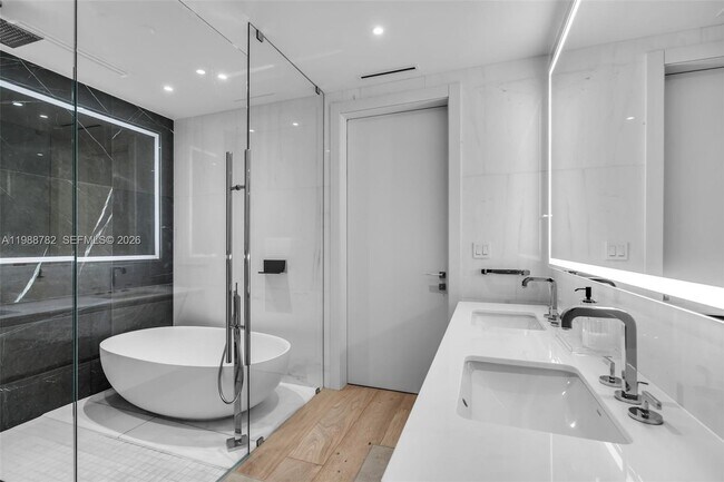 Building Photo - 300 Biscayne Blvd Way