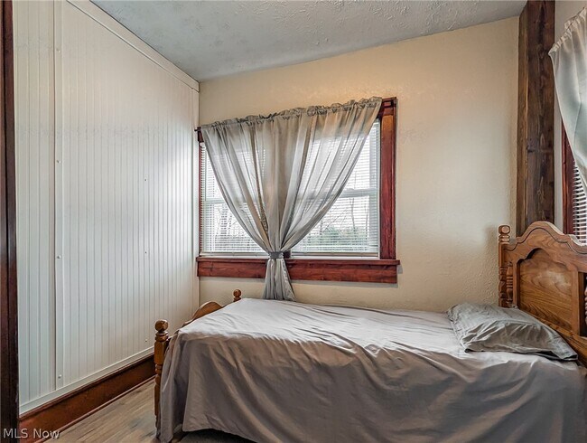 Building Photo - 1268 Pondview Ave