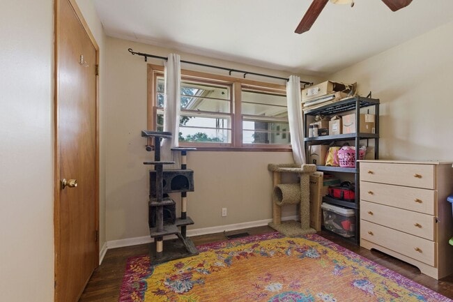 Building Photo - Two Bedroom/One Bathroom Duplex Unit
