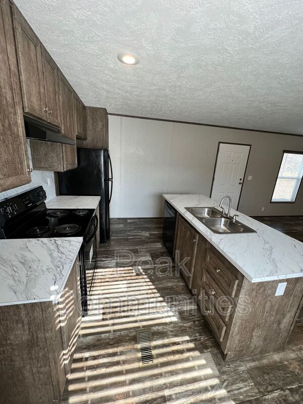 Building Photo - 215 Peach St