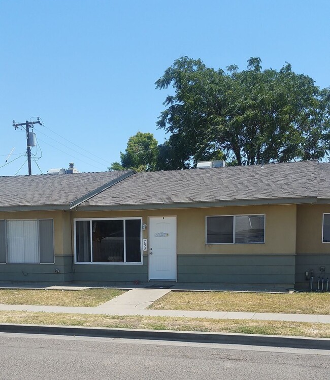 Building Photo - 2 Br 1 Ba available Now