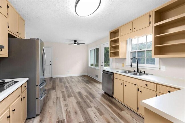 Building Photo - 2250 Ridge Forest Dr