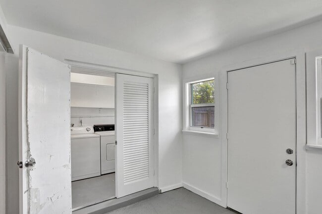 Building Photo - 2540 NE 10th Ct