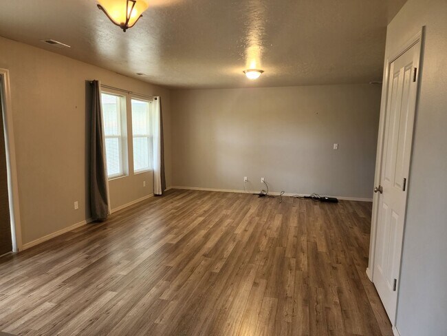 Building Photo - Beautiful 3 bedroom, 2.5 bathroom home with loft  in West Boise. Great floor plan that has everyt...