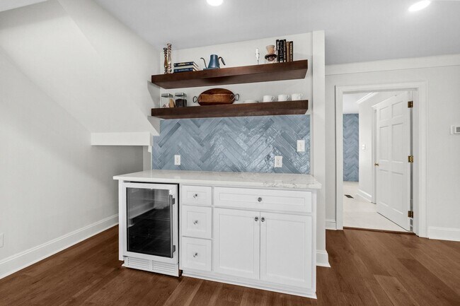 Building Photo - 5704 Woodside Ave