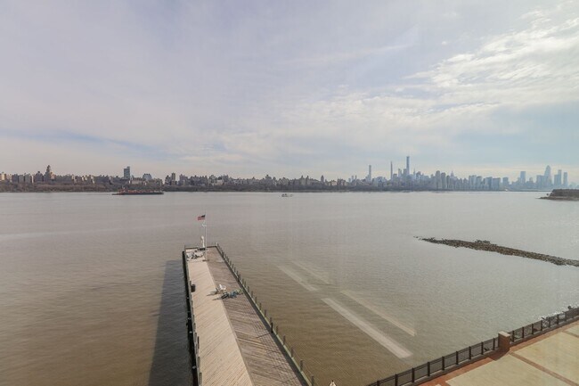 Building Photo - 2/Bedroom 2/Full bath - Panoramic Views - Best Location In Edgewater