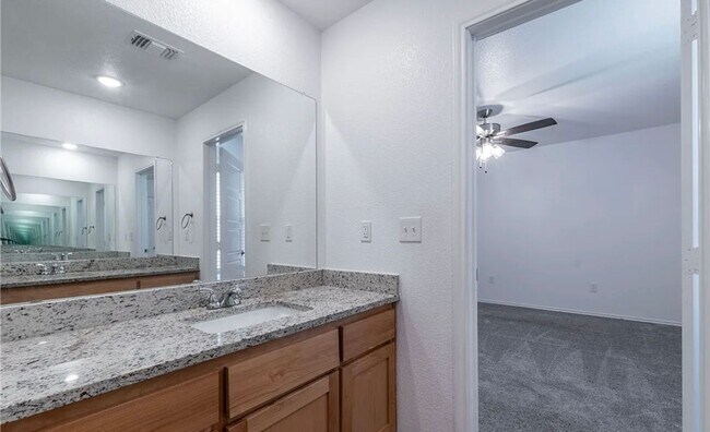 Building Photo - Cozy Duplex Home in Temple!
