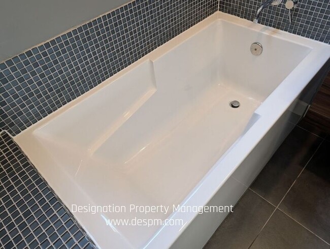 Building Photo - 7638 Hampton Ave