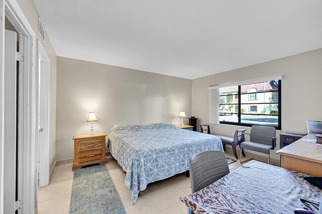 Building Photo - 138 S Cypress Rd