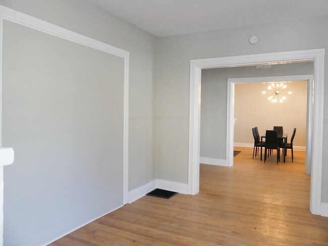 Building Photo - 313 Farm St