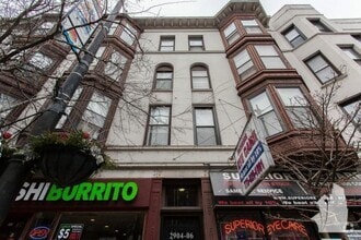 Building Photo - 2 bedroom in Chicago IL 60657