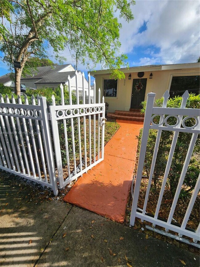 Building Photo - 1030 NW 48th St