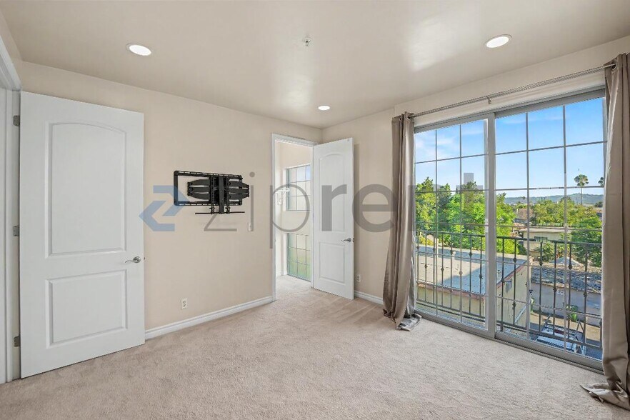 Building Photo - Unit 5