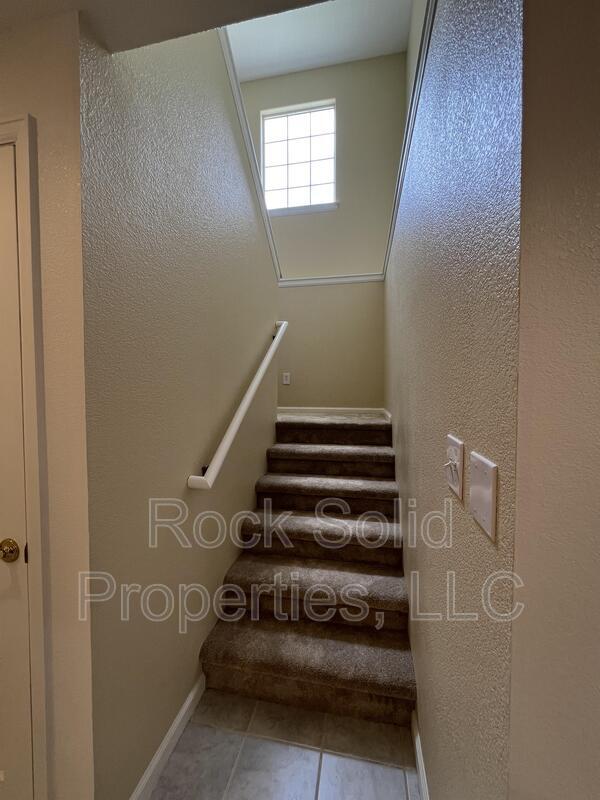 Building Photo - 405 E 5th St