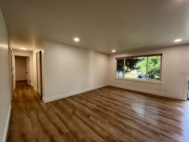 Building Photo - $500 MOVE IN INCENTIVE CONCESSION! Large s...