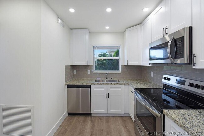 Building Photo - 1400 NE 57th Ct