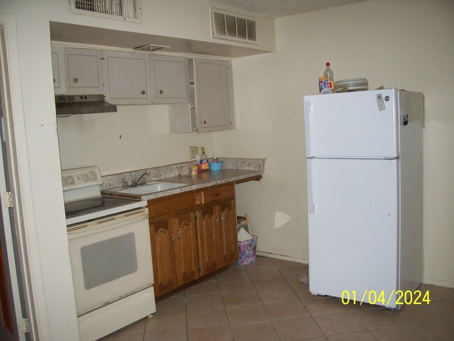 kitchen apt 304 - 4209 Broadway Ave