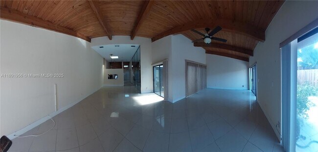 Building Photo - 2675 Parkview Dr S