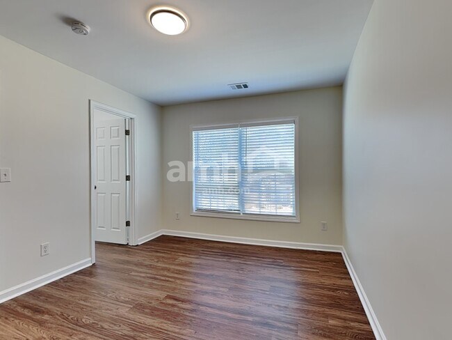 Building Photo - 1152 Balvaird Dr SE