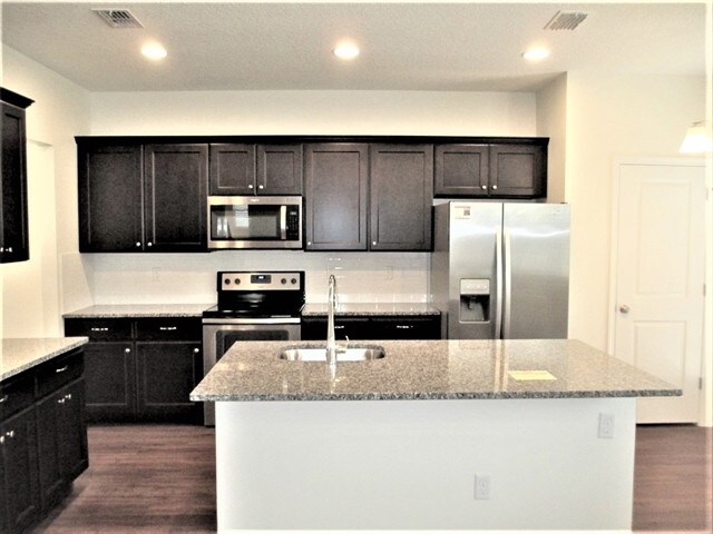 Building Photo - 3353 Roundabout Dr