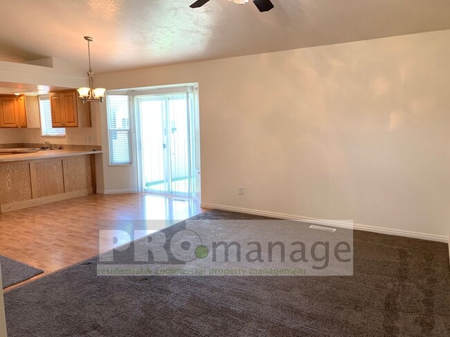 Building Photo - 2 Bed / 2 Bath Townhome w/ 2 Car Garage - ...