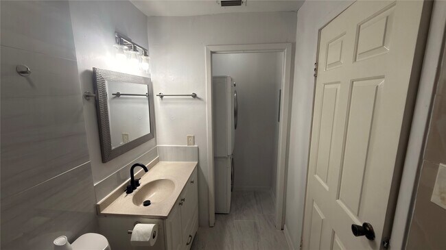 Building Photo - 10855 Meadowglen Ln