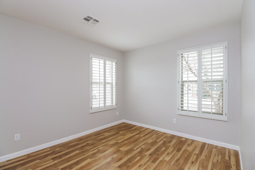Building Photo - 2466 E Hazeltine Way