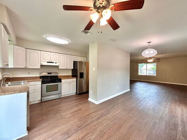 Building Photo - 3305 Oak Alley