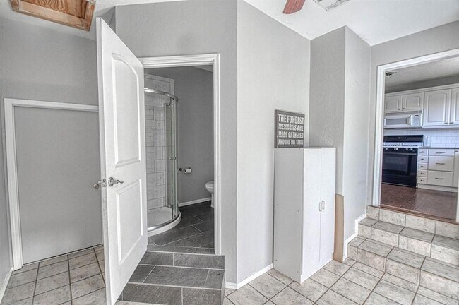 Building Photo - 1428 Lindale Ave