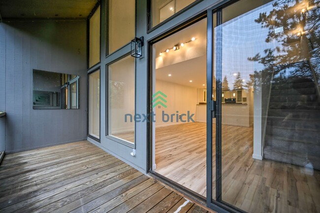 Building Photo - 2 BED & 1.5 BATH Lakeview Townhome FOR RENT