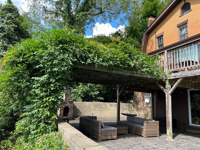 Building Photo - Charming 3 Bedroom with Lush Sunset Views ...