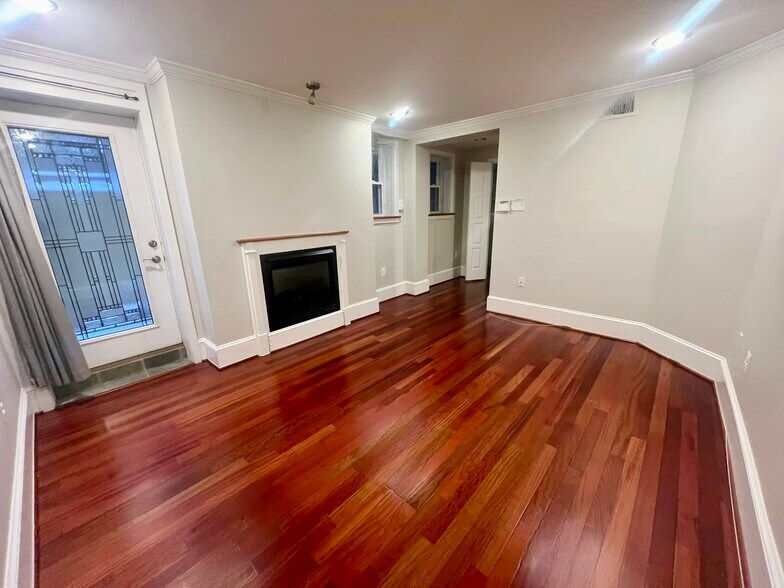 Building Photo - 1326 Girard St NW