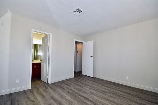 Building Photo - Charming 2-bedroom, 2-bath condo at Summer...