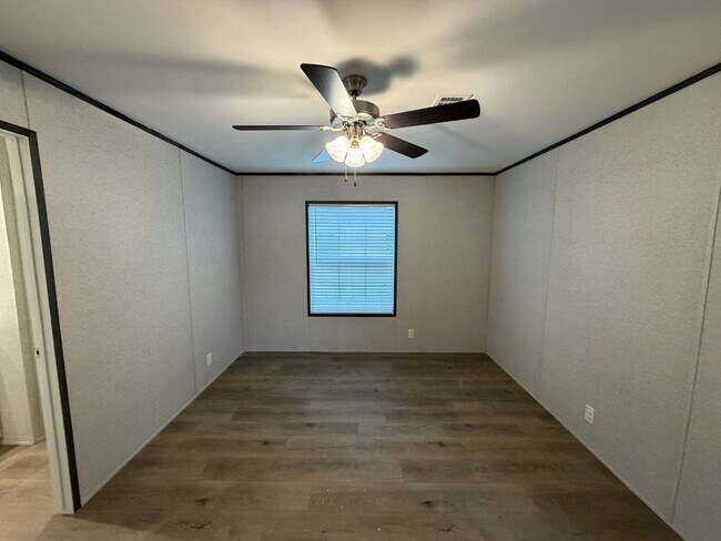 Building Photo - 204 Lakeside Garden Cir