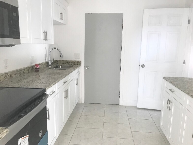 Building Photo - 3619 E 33rd Ave