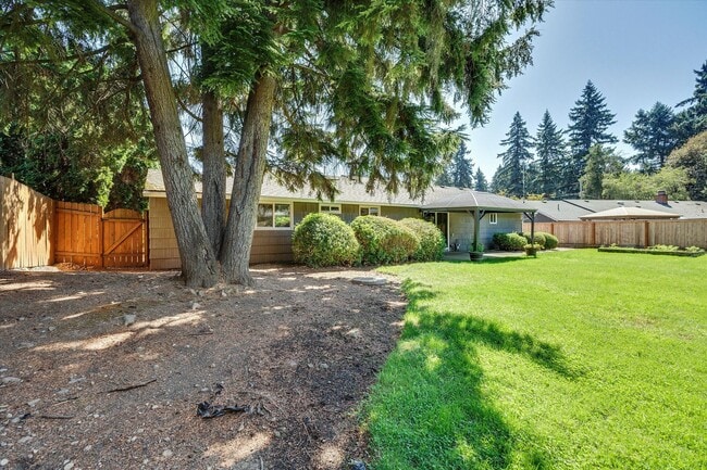 Building Photo - Live in One of Lake Oswego's Most Convenie...
