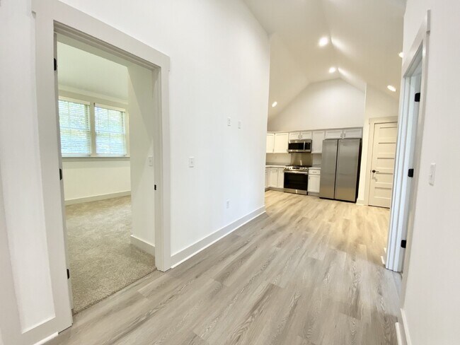 Building Photo - One Bedoom w/ Office Space, In the Heart of Old Town Bluffton!