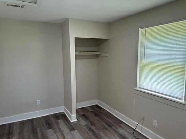 Building Photo - MOVE IN READY!! BACK ON THE MARKET!!