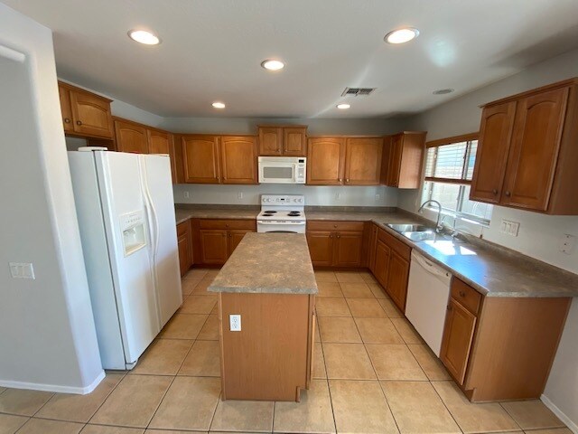 Building Photo - 43584 W Arizona Ave