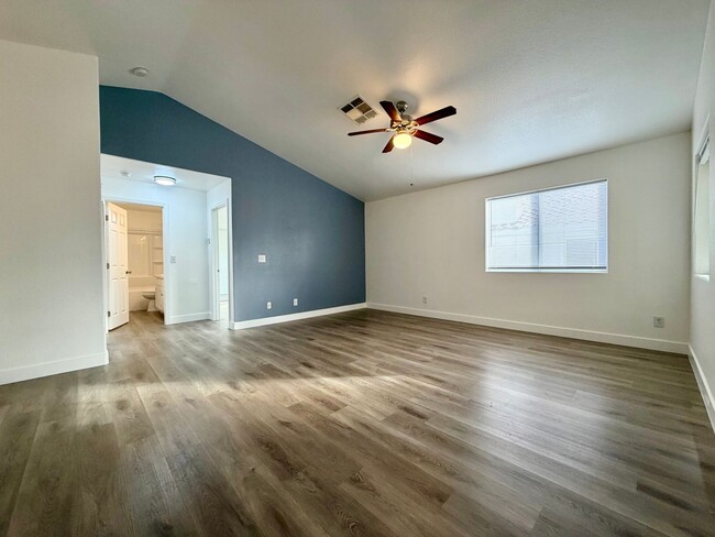 Building Photo - Light and Bright Henderson condo