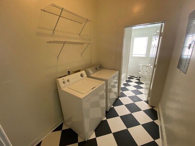 Building Photo - Spacious Duplex Unit Near Duke and Downtown / All Appliances and Fenced Backyard