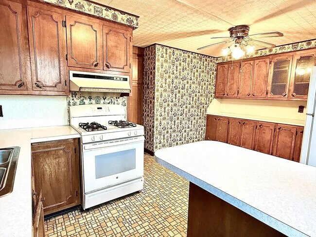 Building Photo - 87 Hathaway St