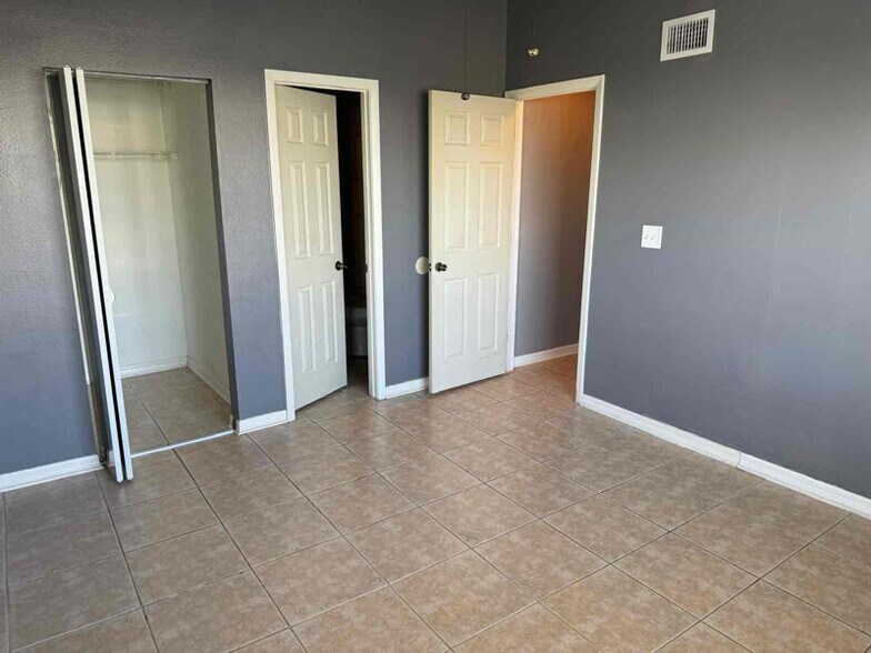 Building Photo - 2516 Woodgate Blvd