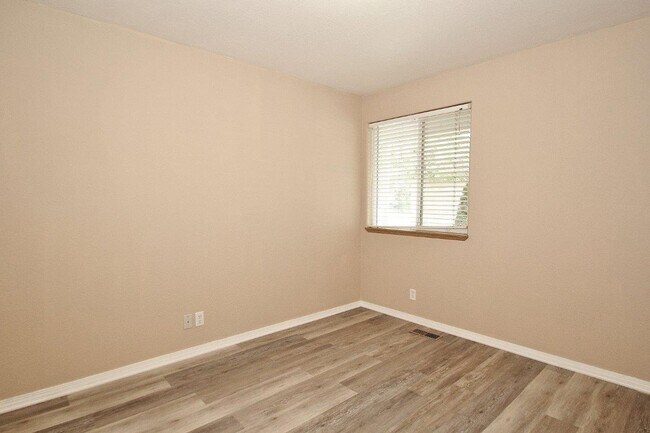 Building Photo - Clean & Move-In Ready Single-Level Home