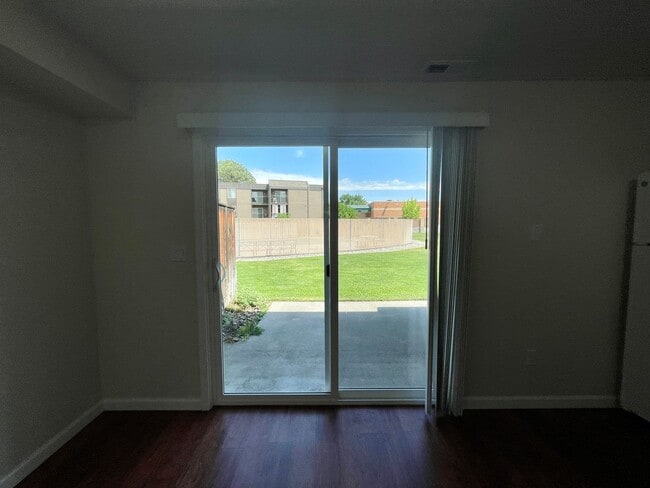 Building Photo - 1634 Cherry Ln
