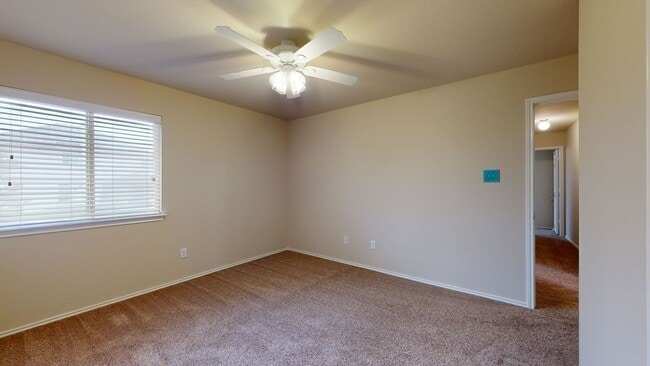 Building Photo - HUGE HOUSE ON A CORNER LOT IN COPPERAS COVE!