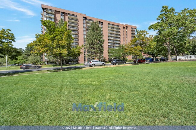 Building Photo - NEWLY REMODELED FLOORING!! Salt Lake City - Heart of Downtown - 2BD - 2BTH - 1GAR PARKING