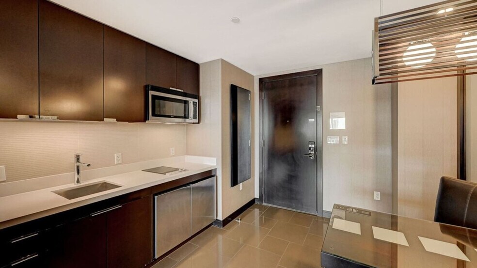 Building Photo - 2600 W Harmon Ave